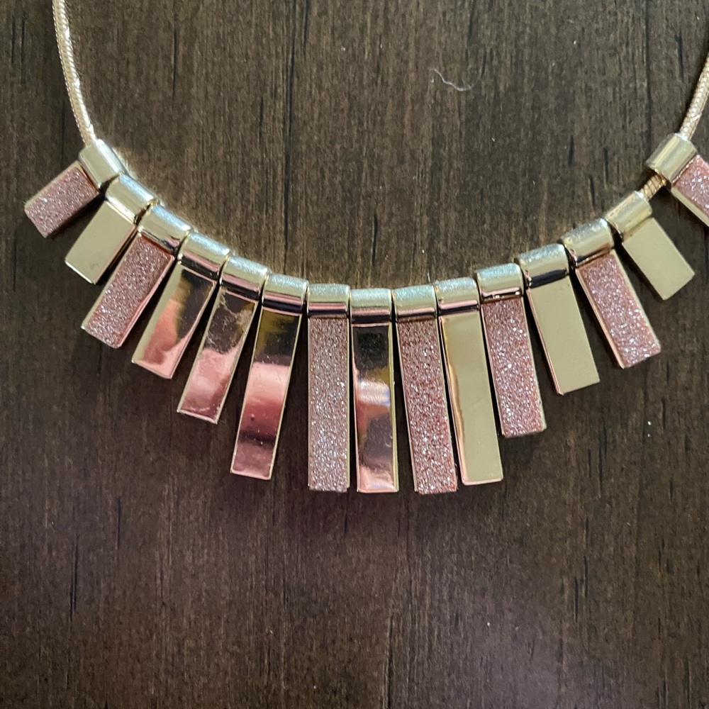 New without tags! The limited gold bar necklace & matching earrings - Picture 3 of 4